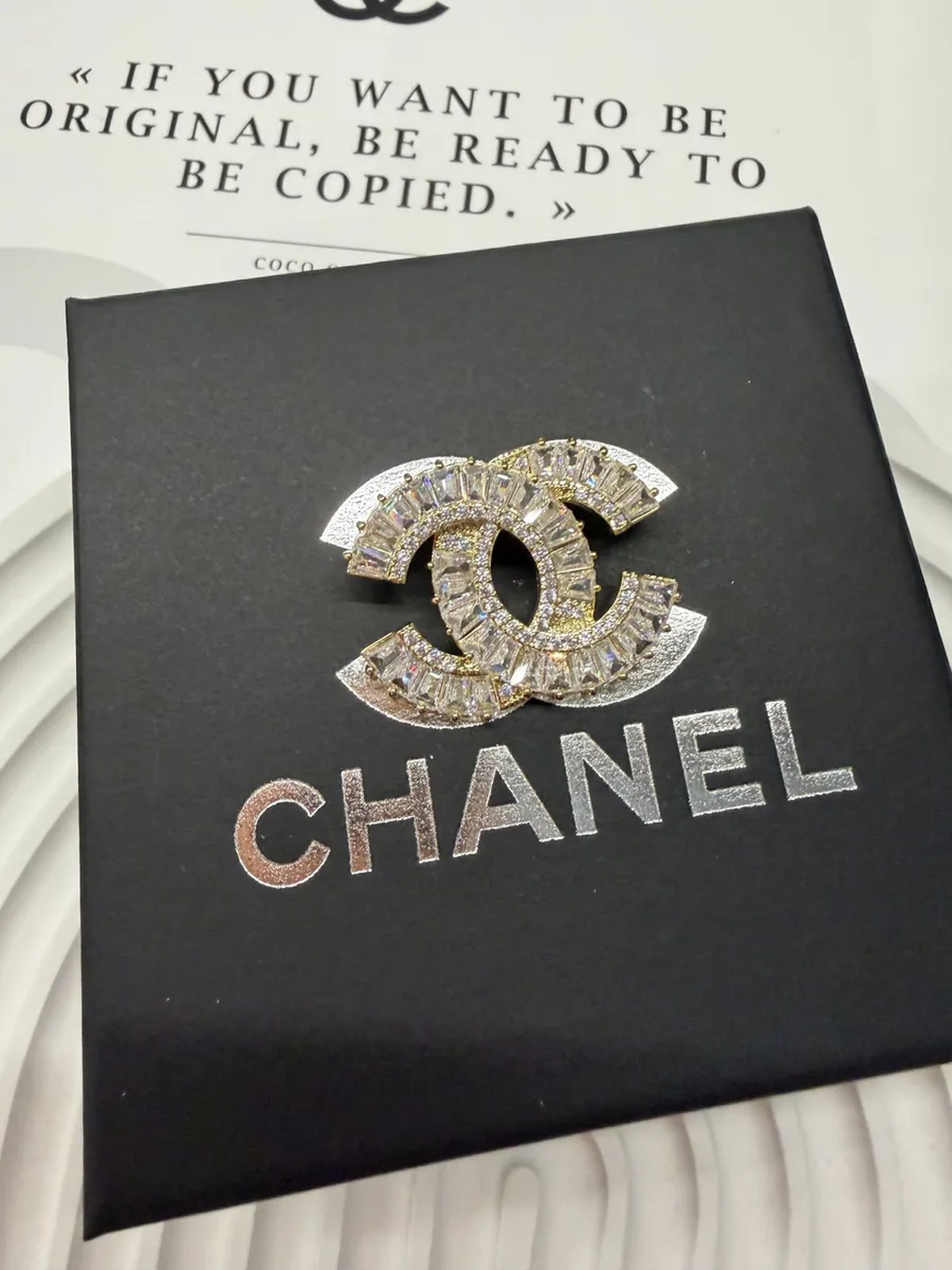 Брошь Chanel в подарочной коробке