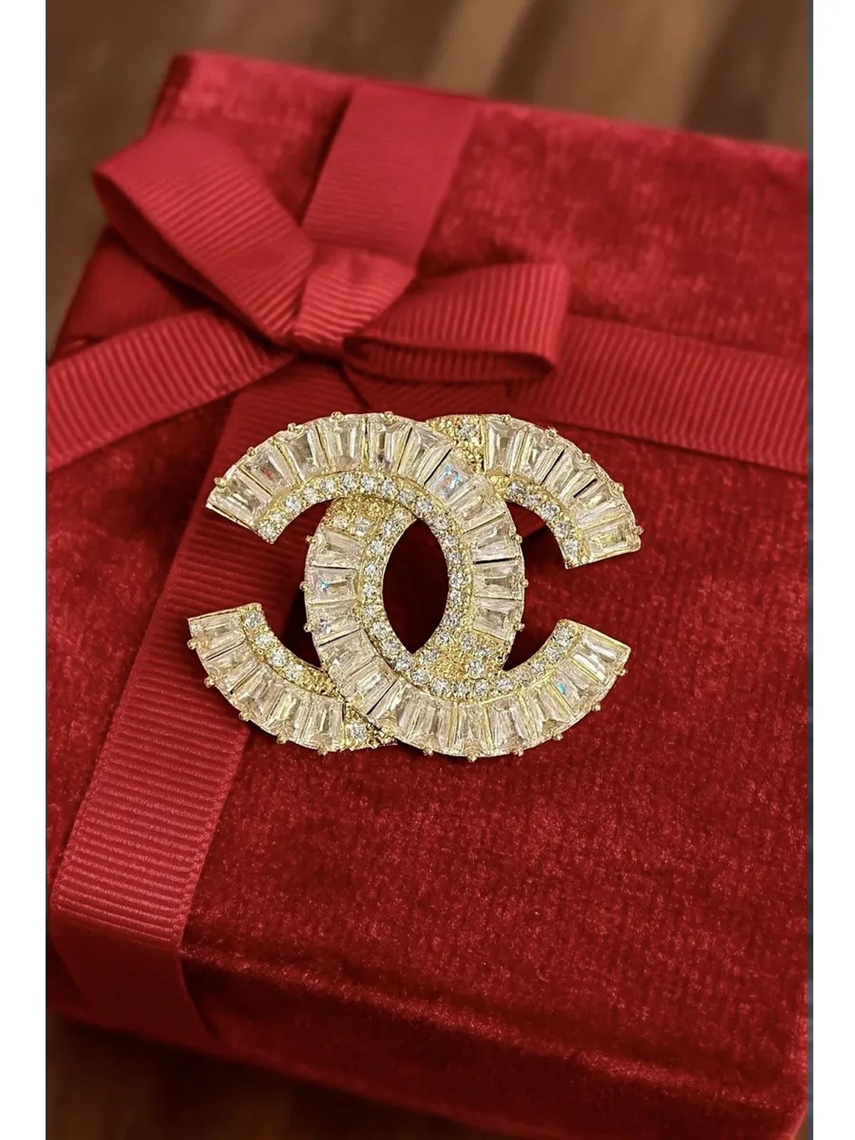 Брошь Chanel в подарочной коробке