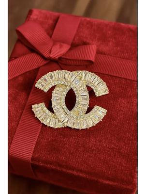 Брошь Chanel в подарочной коробке