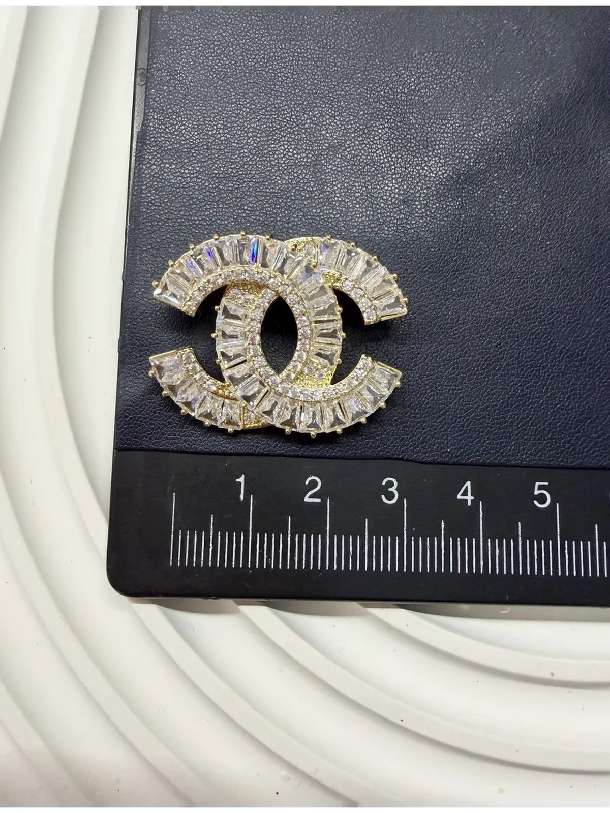 Брошь Chanel в подарочной коробке
