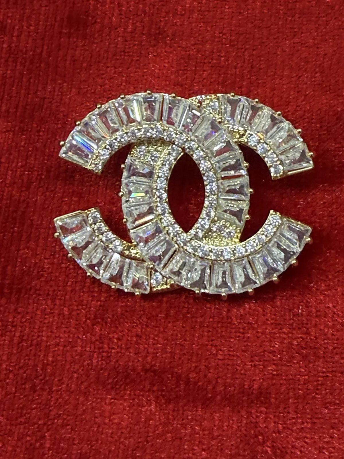 Брошь Chanel в подарочной коробке