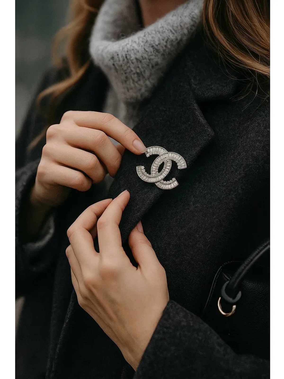 Брошь Chanel с цирконами в подарочной коробке