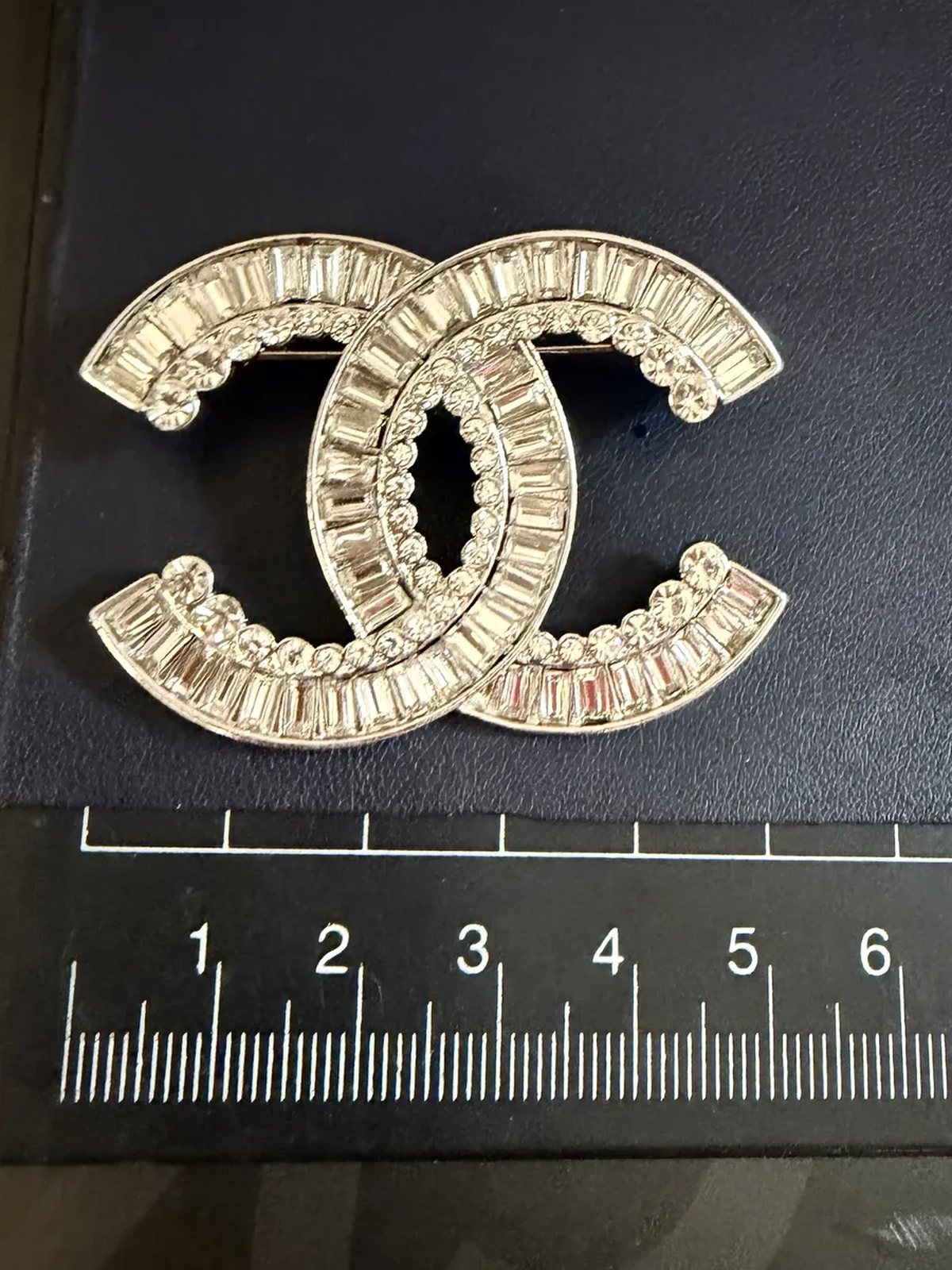 Брошь Chanel с цирконами в подарочной коробке