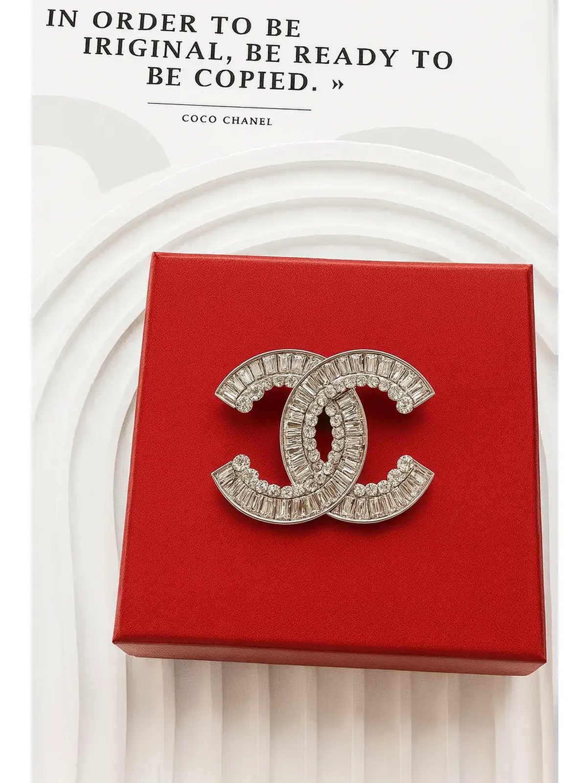 Брошь Chanel с цирконами в подарочной коробке