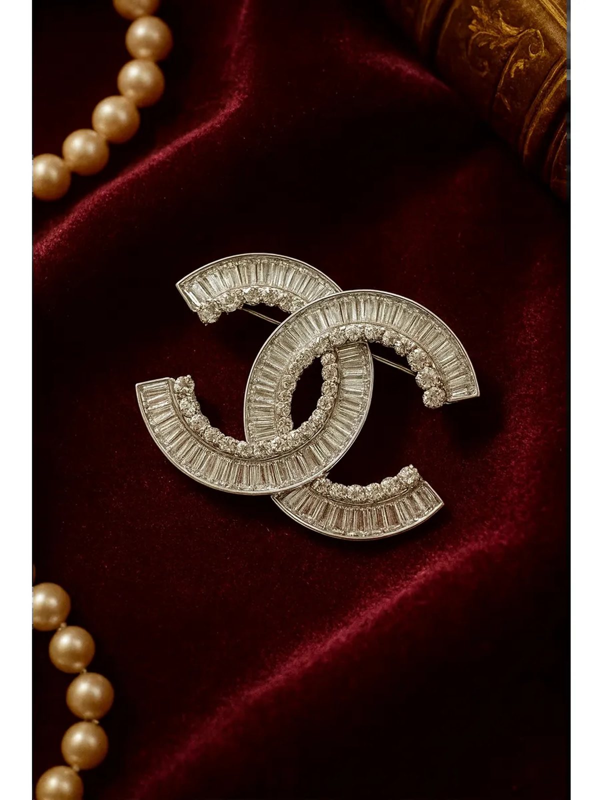 Брошь Chanel с цирконами в подарочной коробке