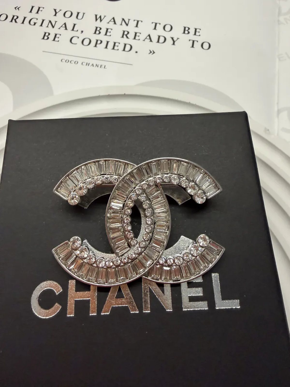 Брошь Chanel с цирконами в подарочной коробке
