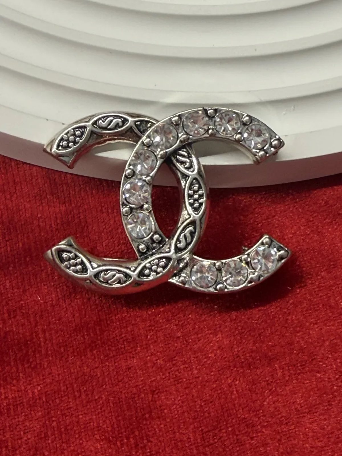 Брошь Chanel в подарочной упаковке