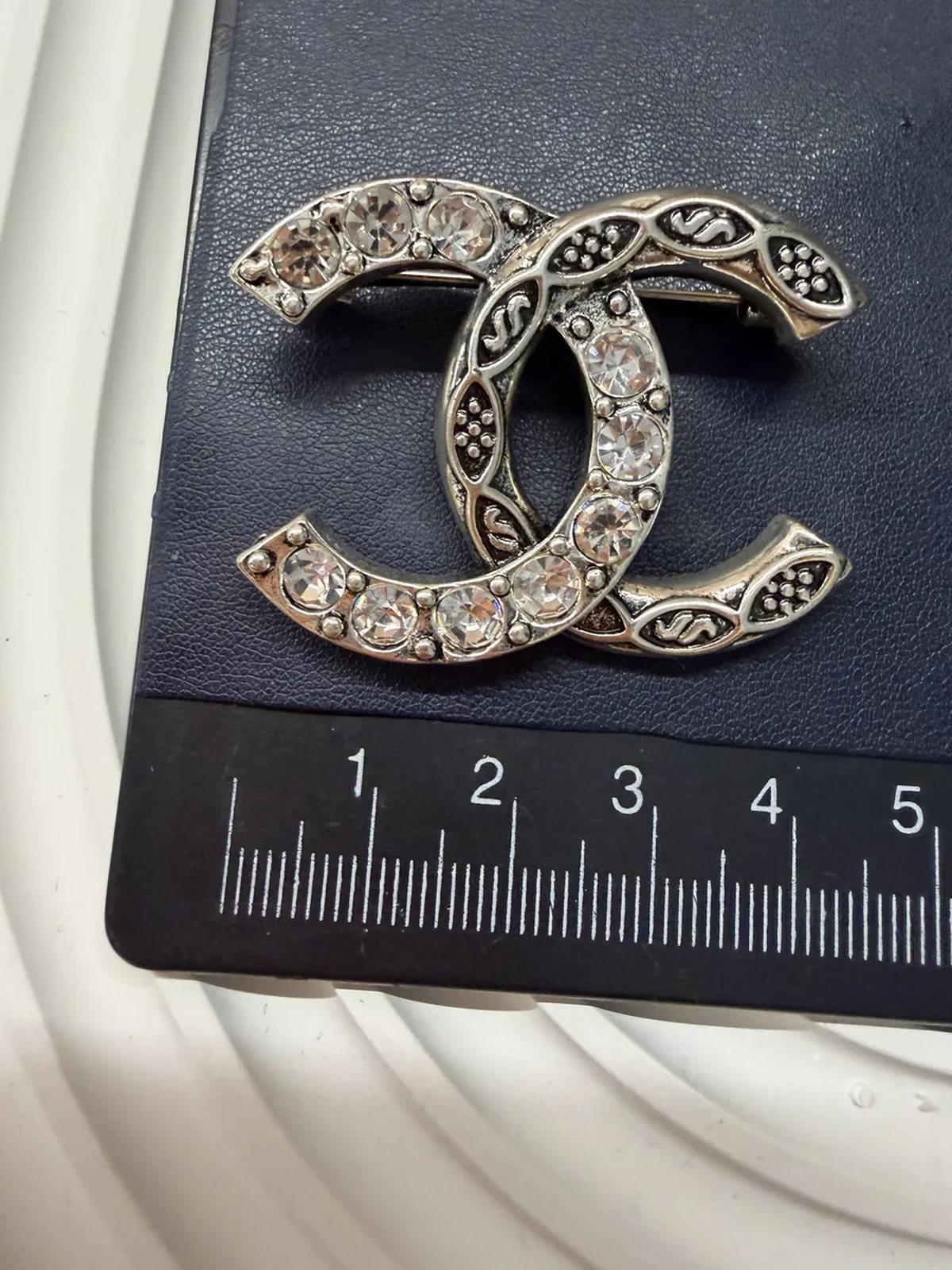 Брошь Chanel в подарочной упаковке