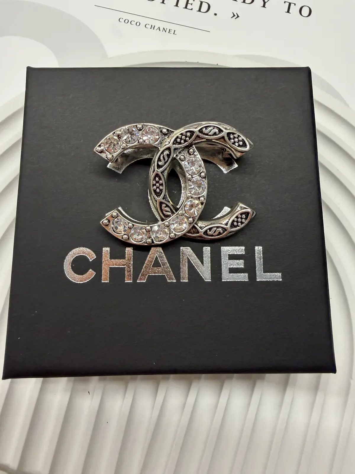Брошь Chanel в подарочной упаковке