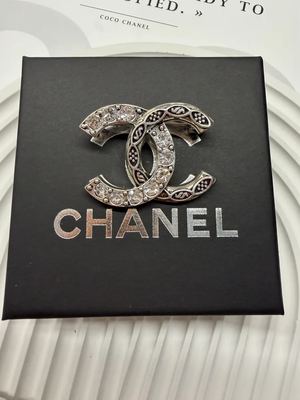 Брошь Chanel в подарочной упаковке