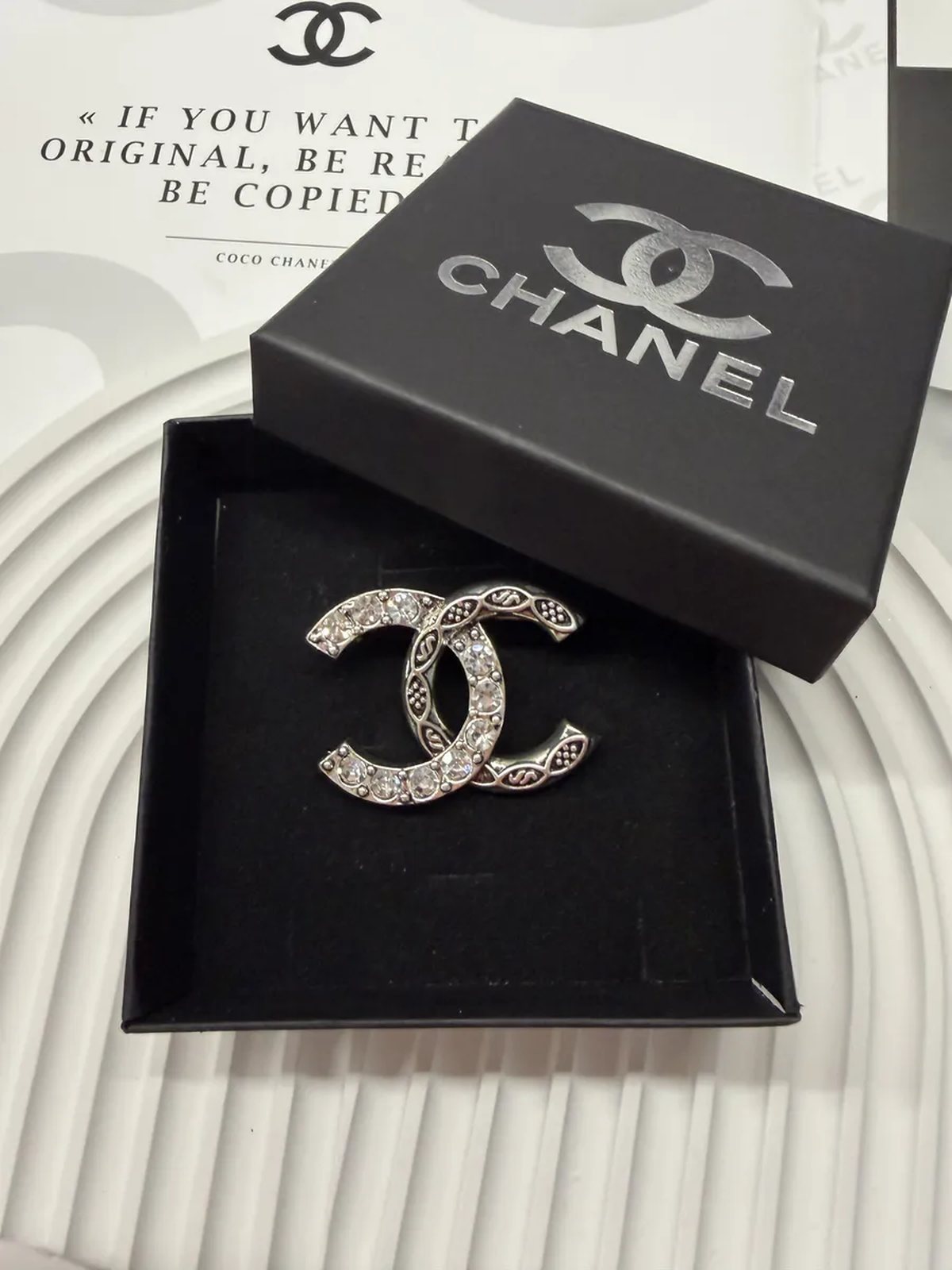 Брошь Chanel в подарочной упаковке