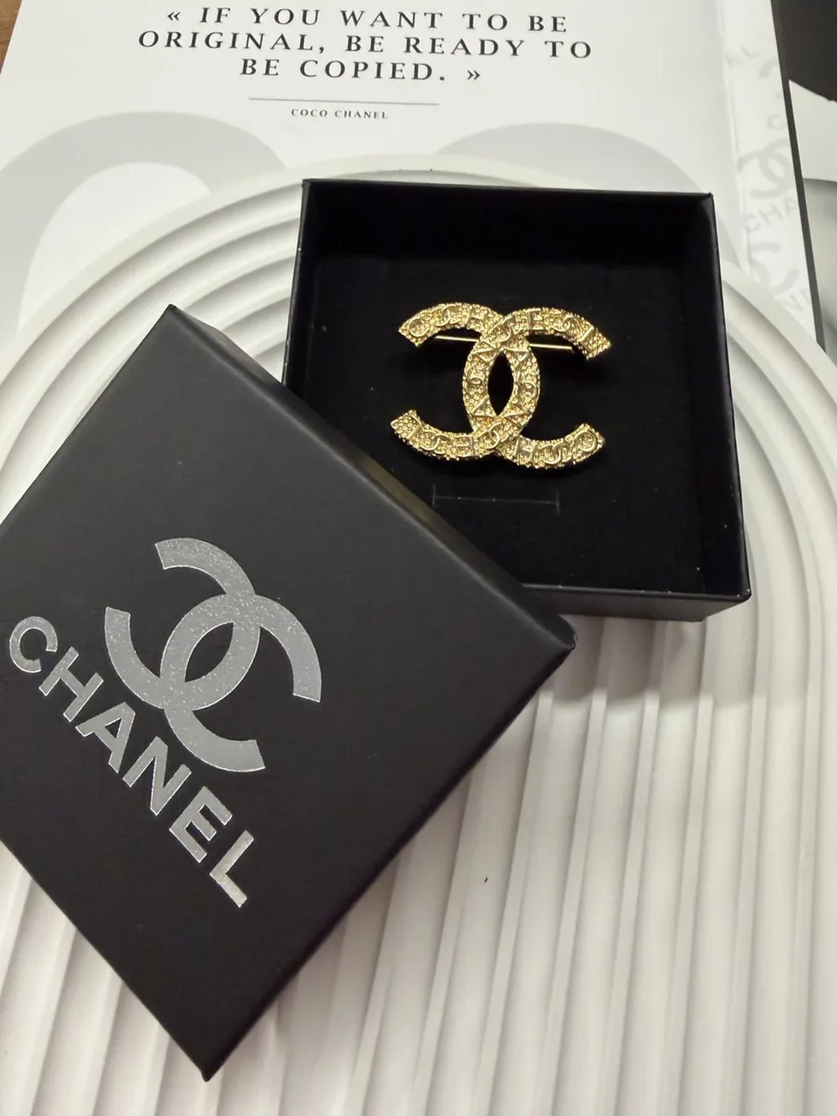 Брошь Chanel в подарочной упаковке