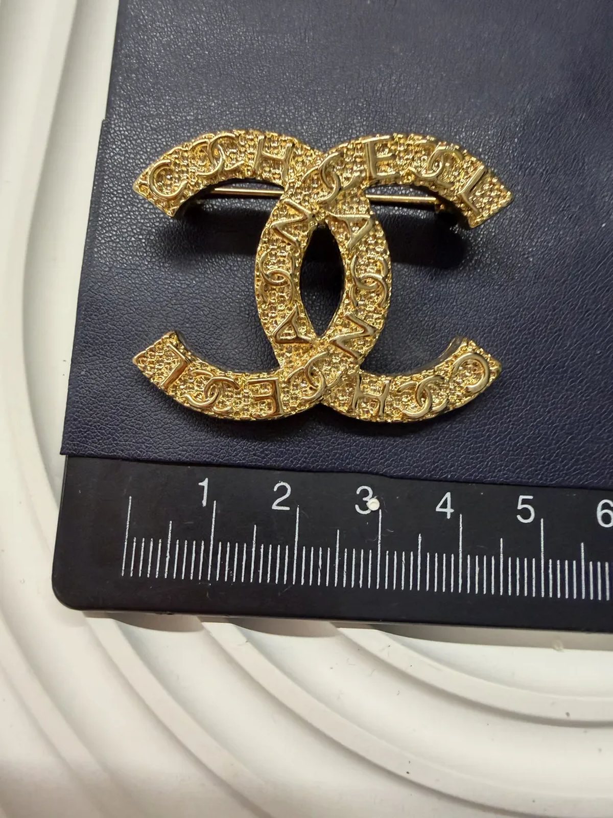 Брошь Chanel в подарочной упаковке
