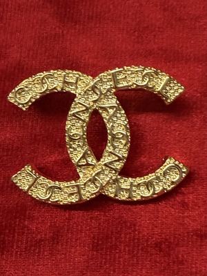 Брошь Chanel в подарочной упаковке