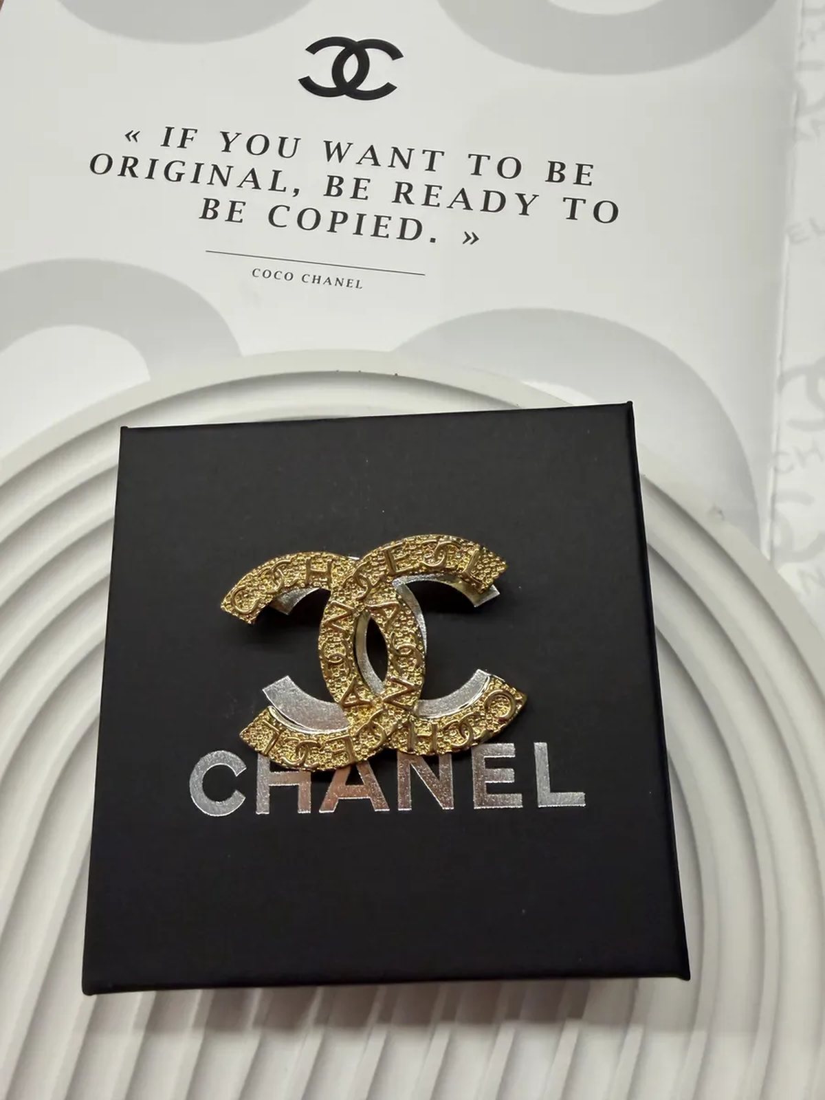 Брошь Chanel в подарочной упаковке