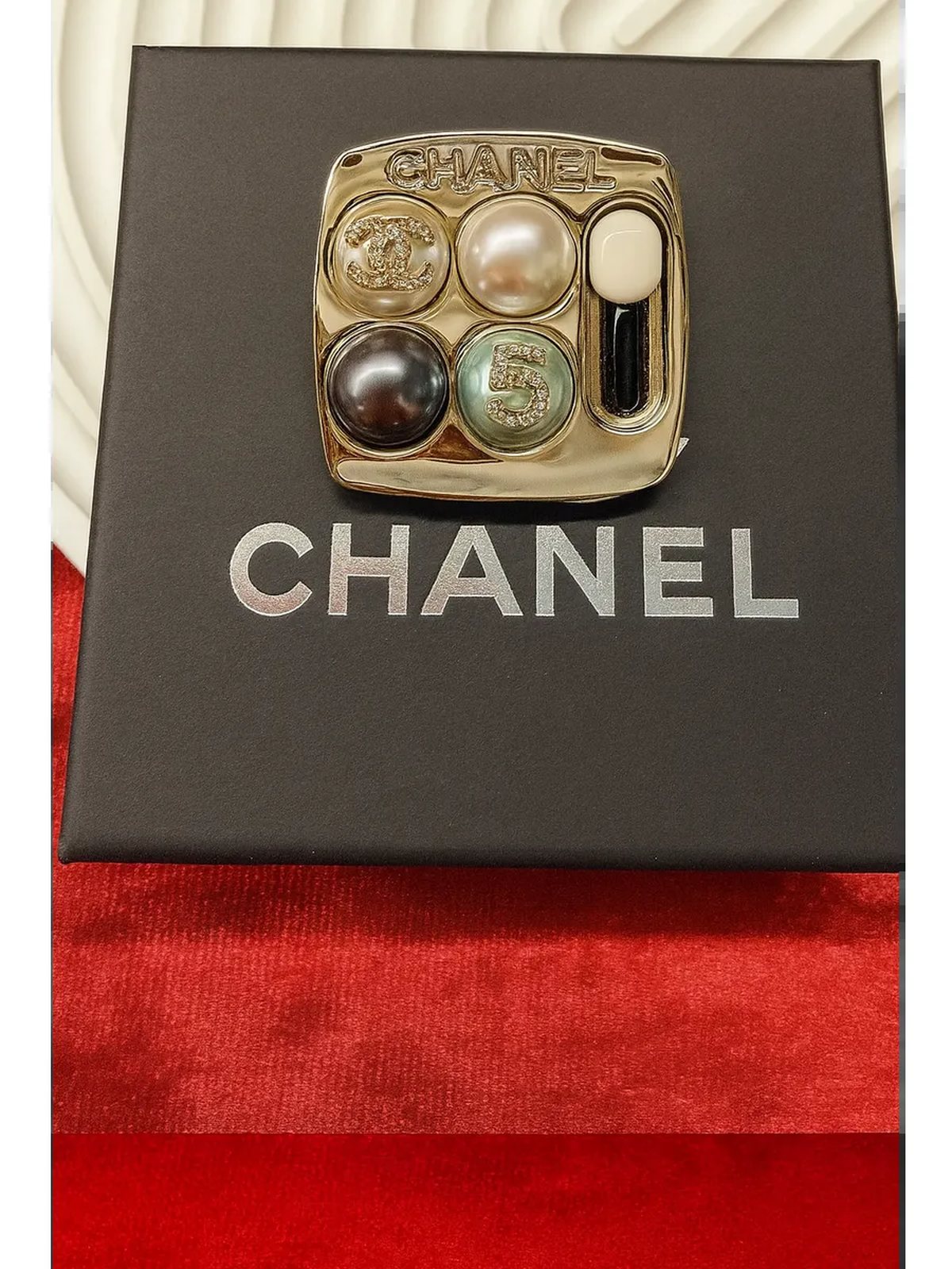 Брошь Chanel в подарочной упаковке
