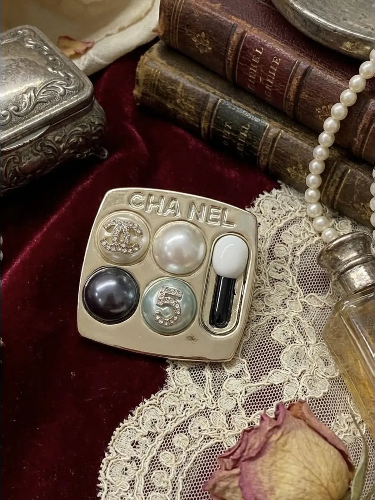 Брошь Chanel в подарочной упаковке