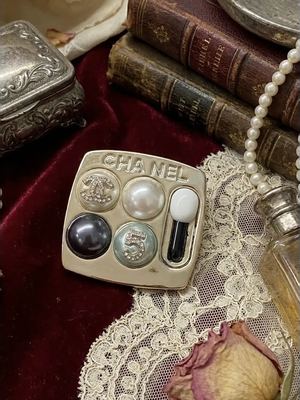 Брошь Chanel в подарочной упаковке
