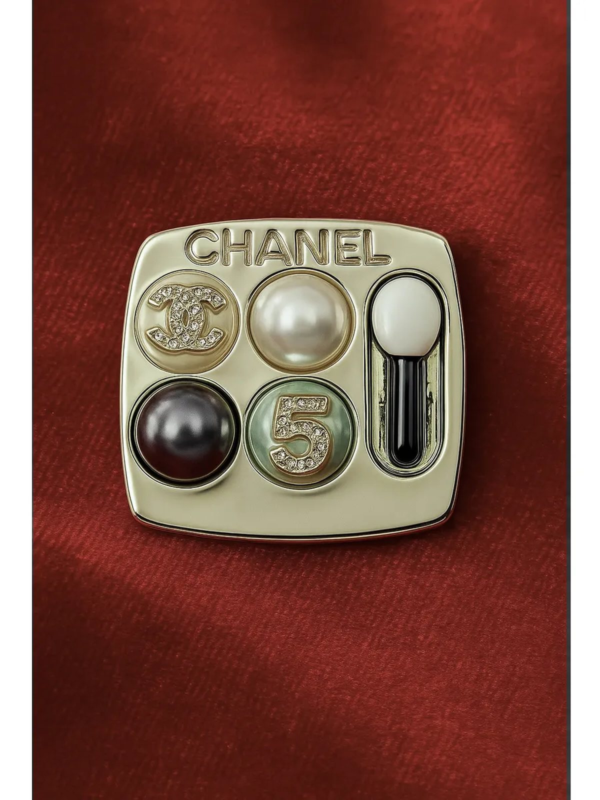 Брошь Chanel в подарочной упаковке