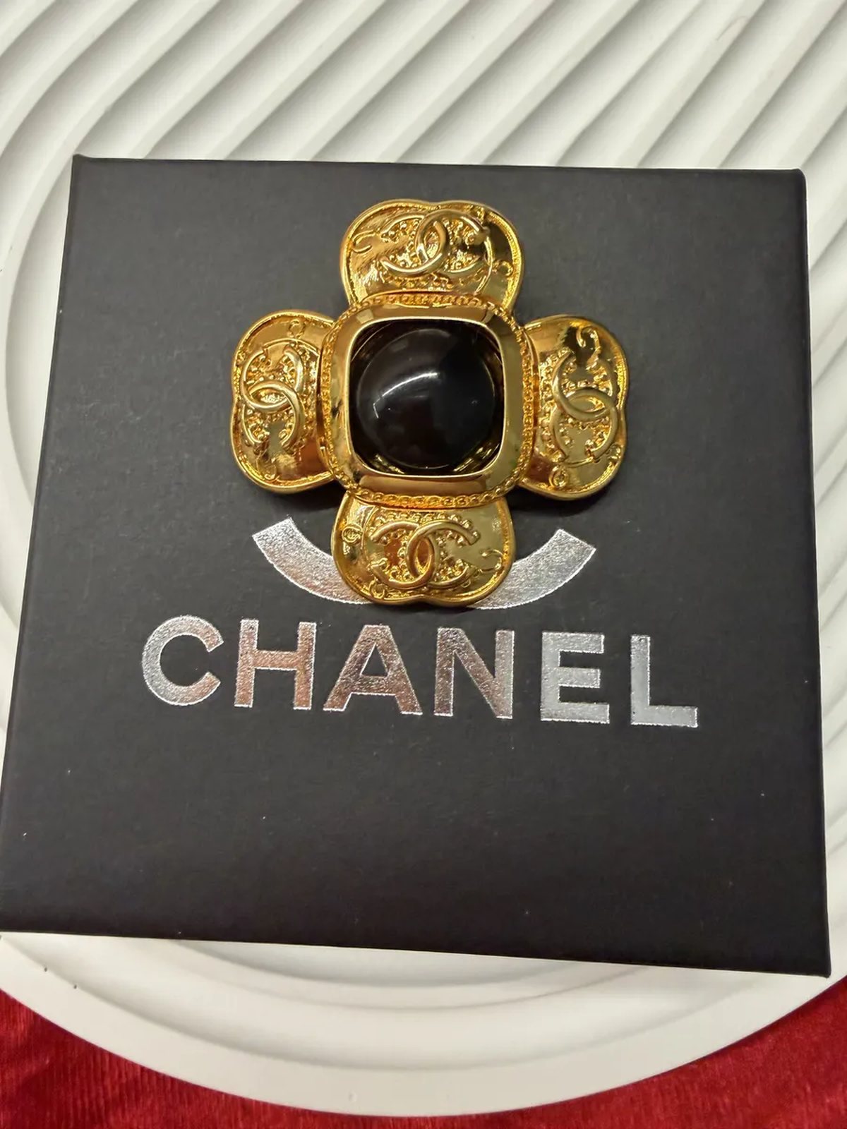 Брошь Chanel в подарочной упаковке