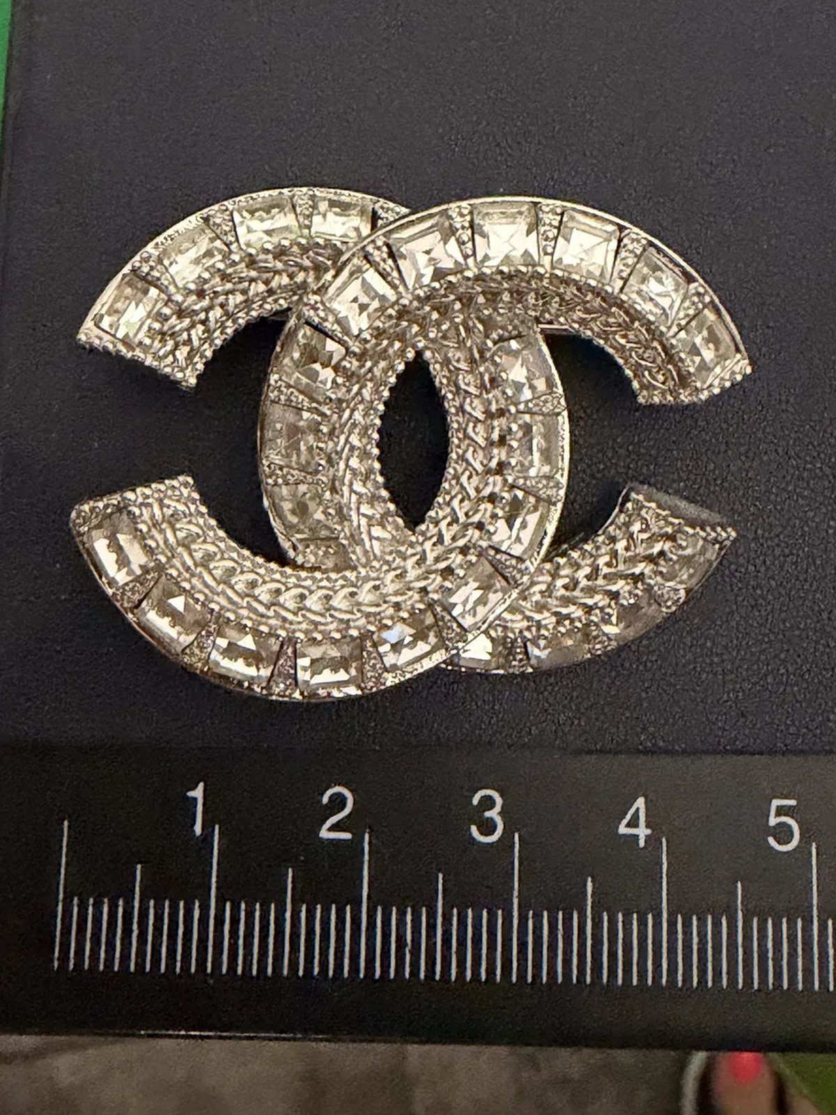 Брошь Chanel с цирконами в подарочной коробке
