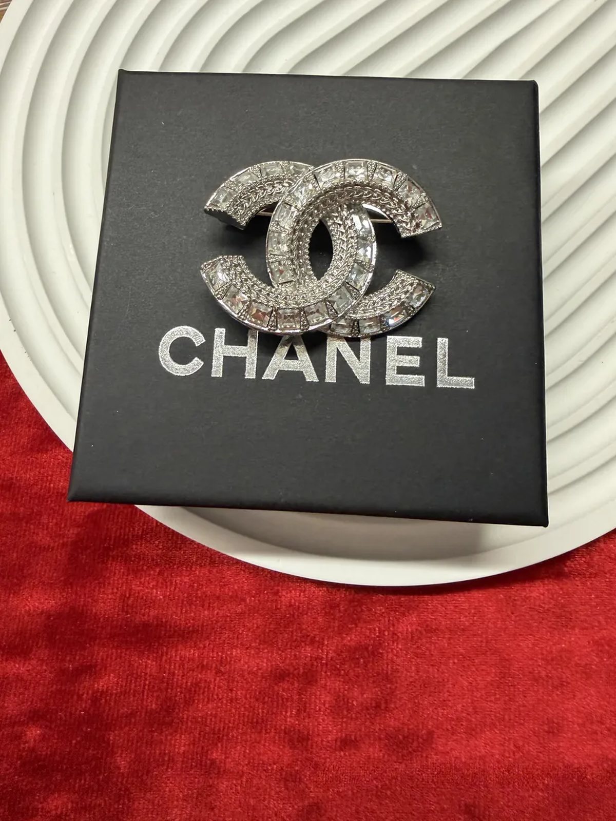 Брошь Chanel с цирконами в подарочной коробке
