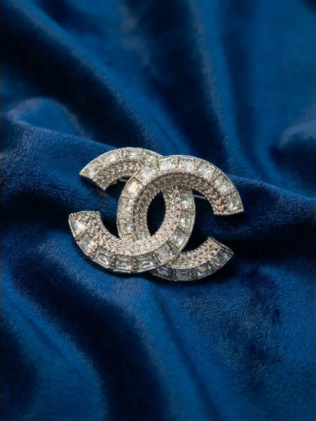 Брошь Chanel с цирконами в подарочной коробке