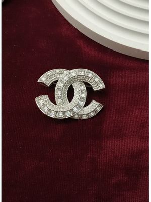Брошь Chanel с цирконами в подарочной коробке