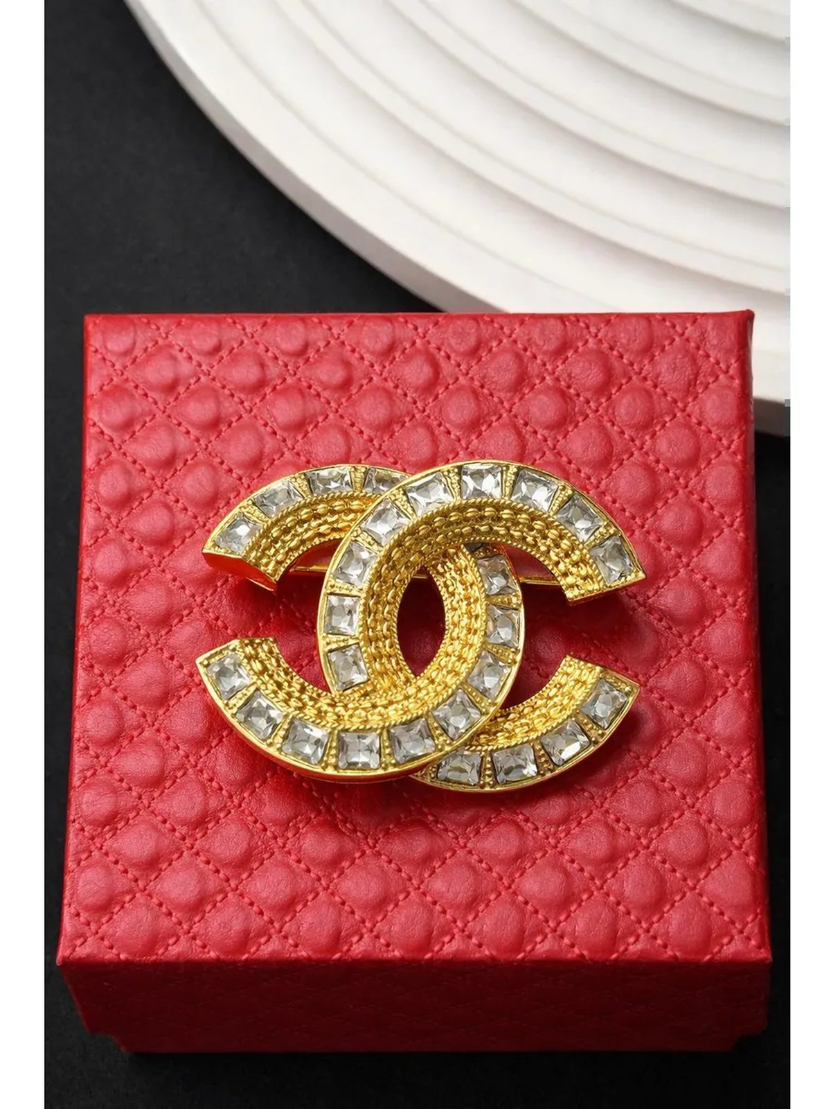 Брошь Chanel с цирконами в подарочной коробке