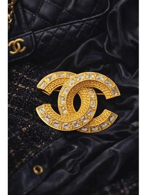 Брошь Chanel с цирконами в подарочной коробке