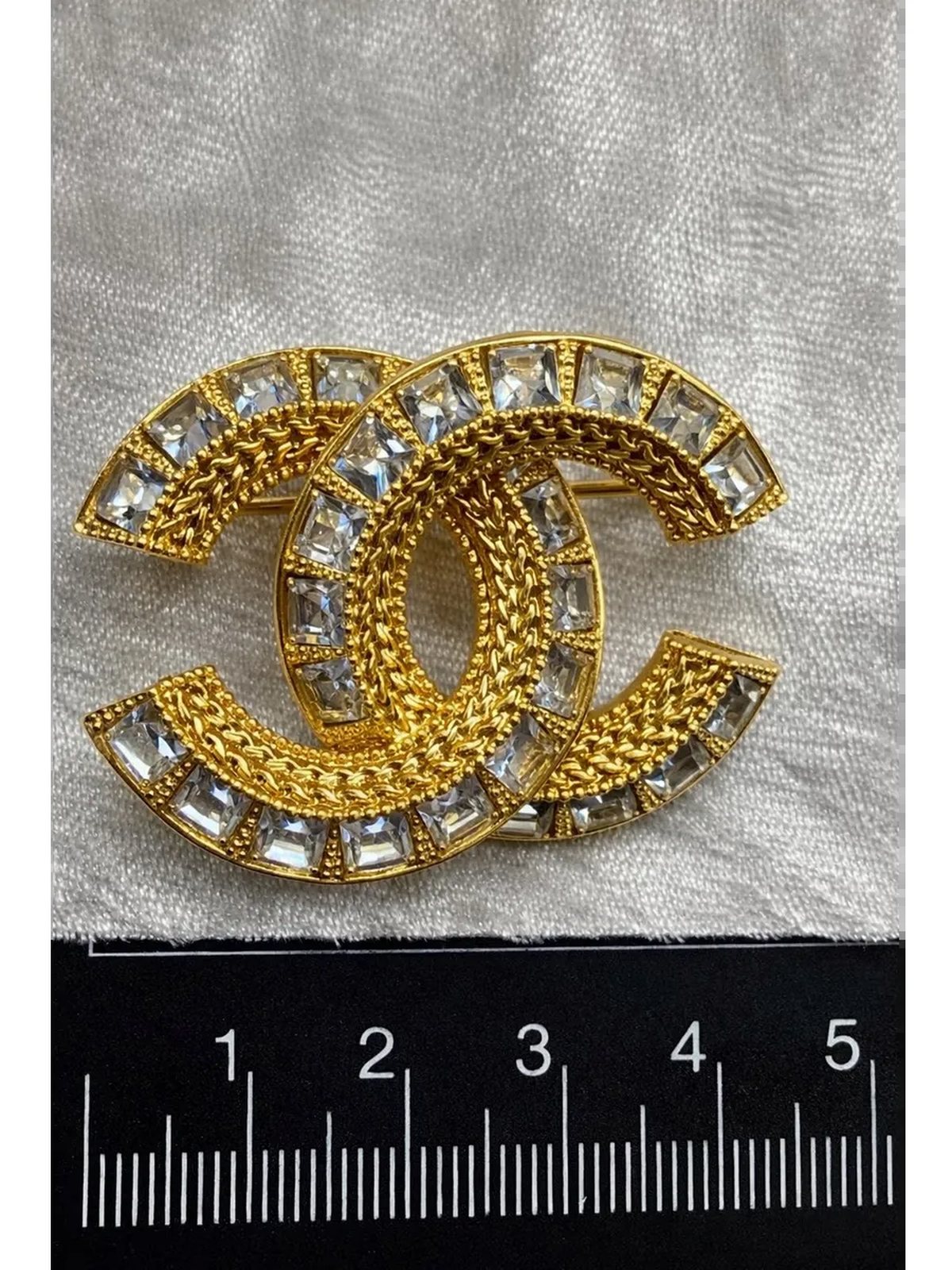 Брошь Chanel с цирконами в подарочной коробке
