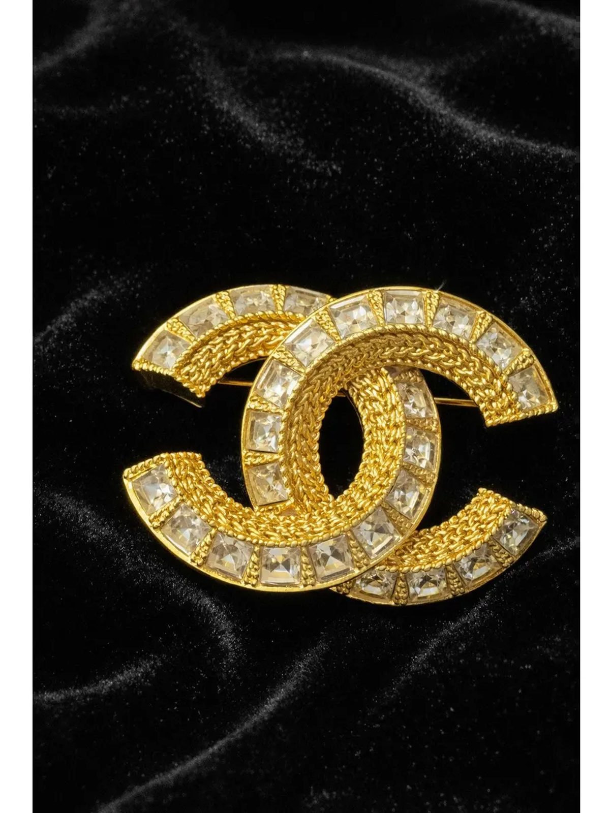 Брошь Chanel с цирконами в подарочной коробке