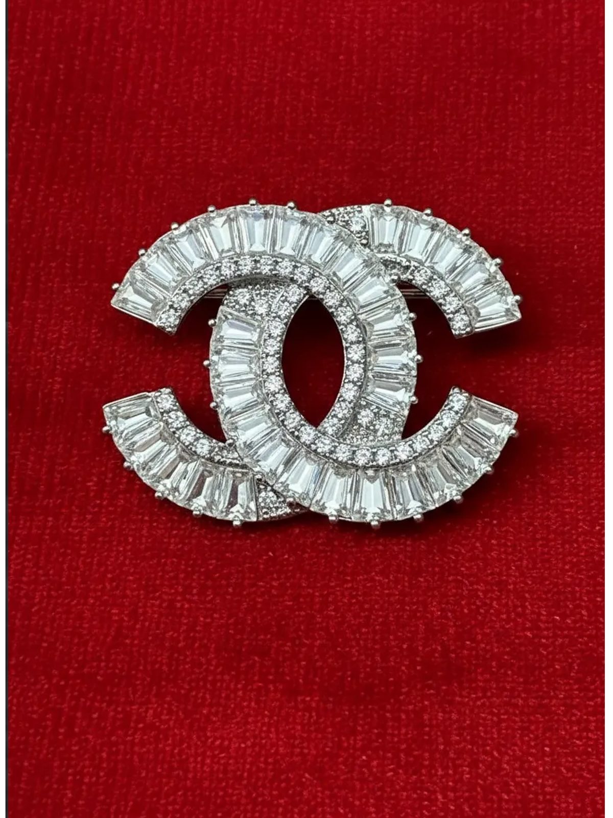 Брошь Chanel в подарочной коробке