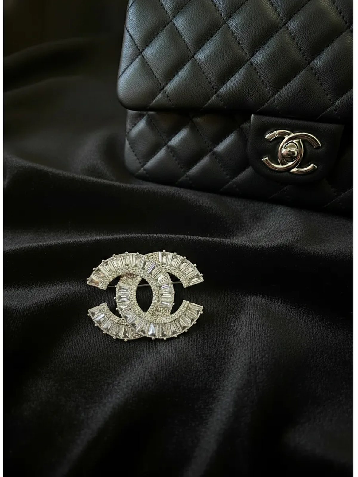 Брошь Chanel в подарочной коробке