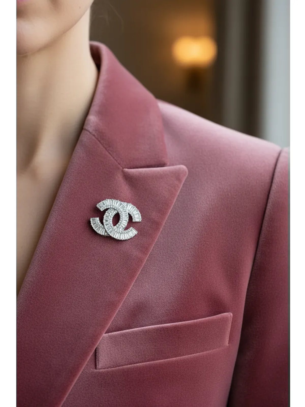 Брошь Chanel в подарочной коробке