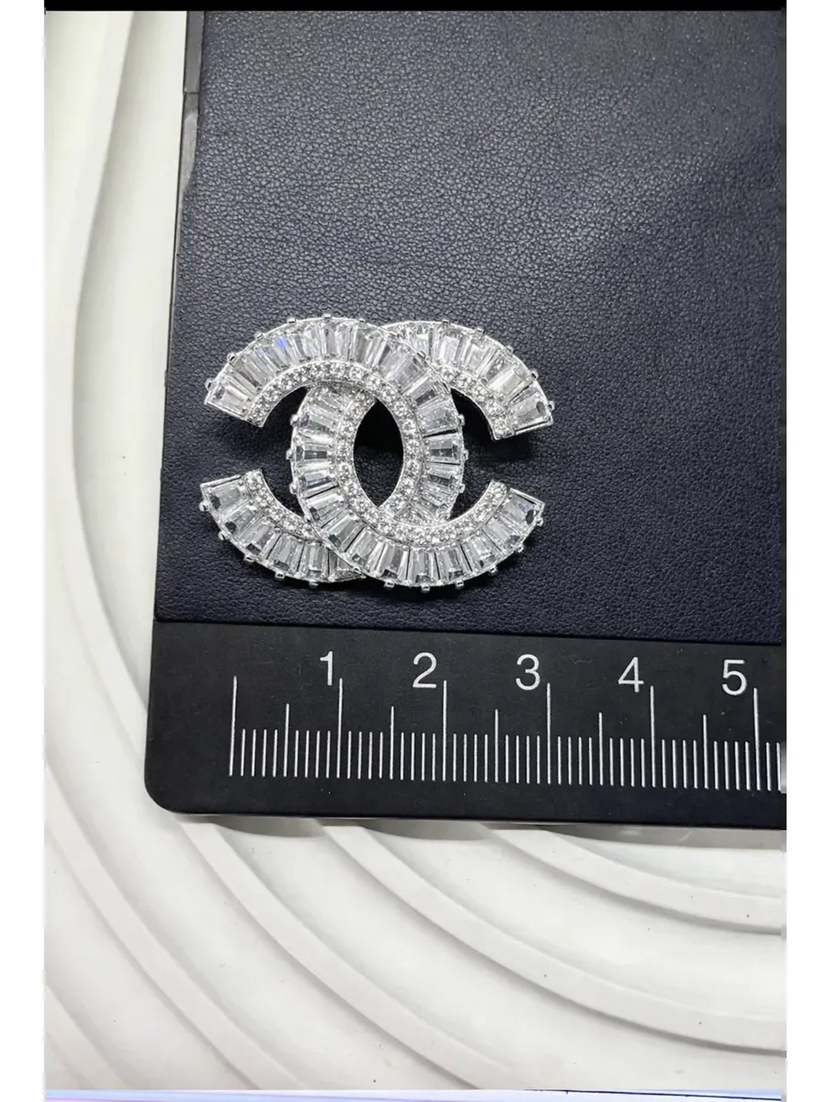 Брошь Chanel в подарочной коробке