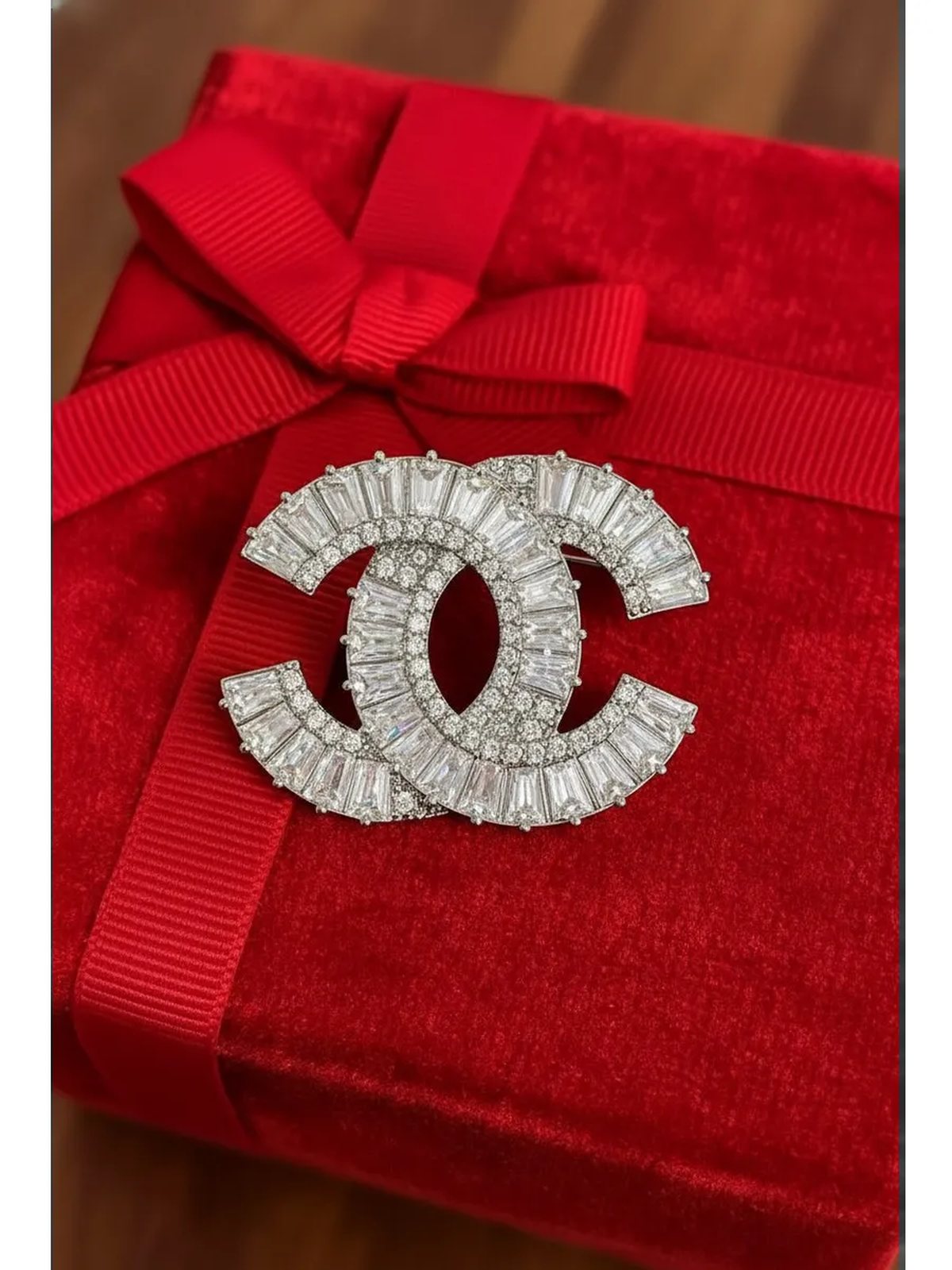 Брошь Chanel в подарочной коробке