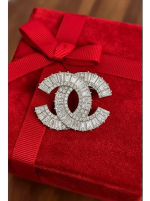 Брошь Chanel в подарочной коробке